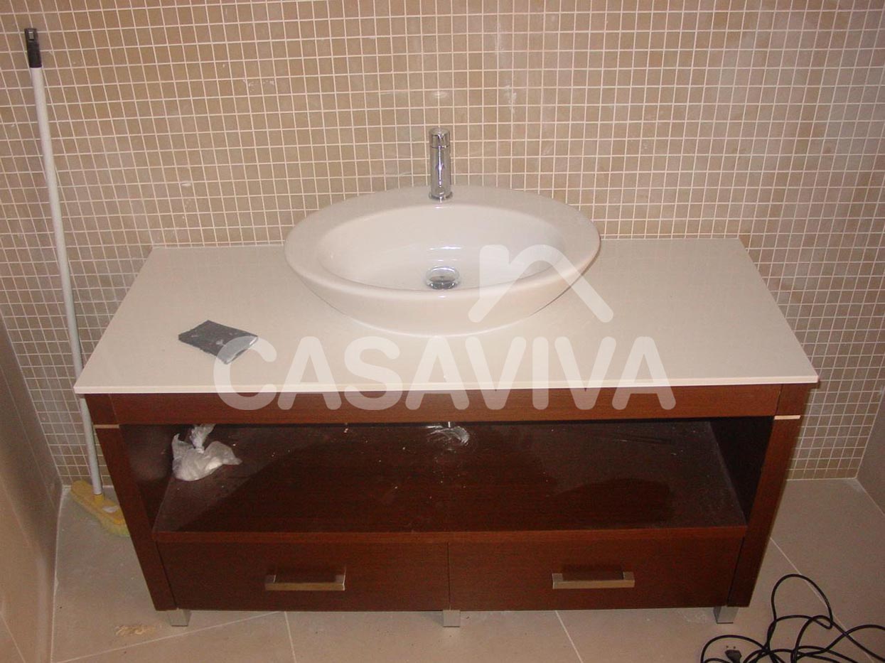 Substituio de loias sanitrias. Colocao de novo mvel de casa de banho com lavatrio e torneira misturadora.