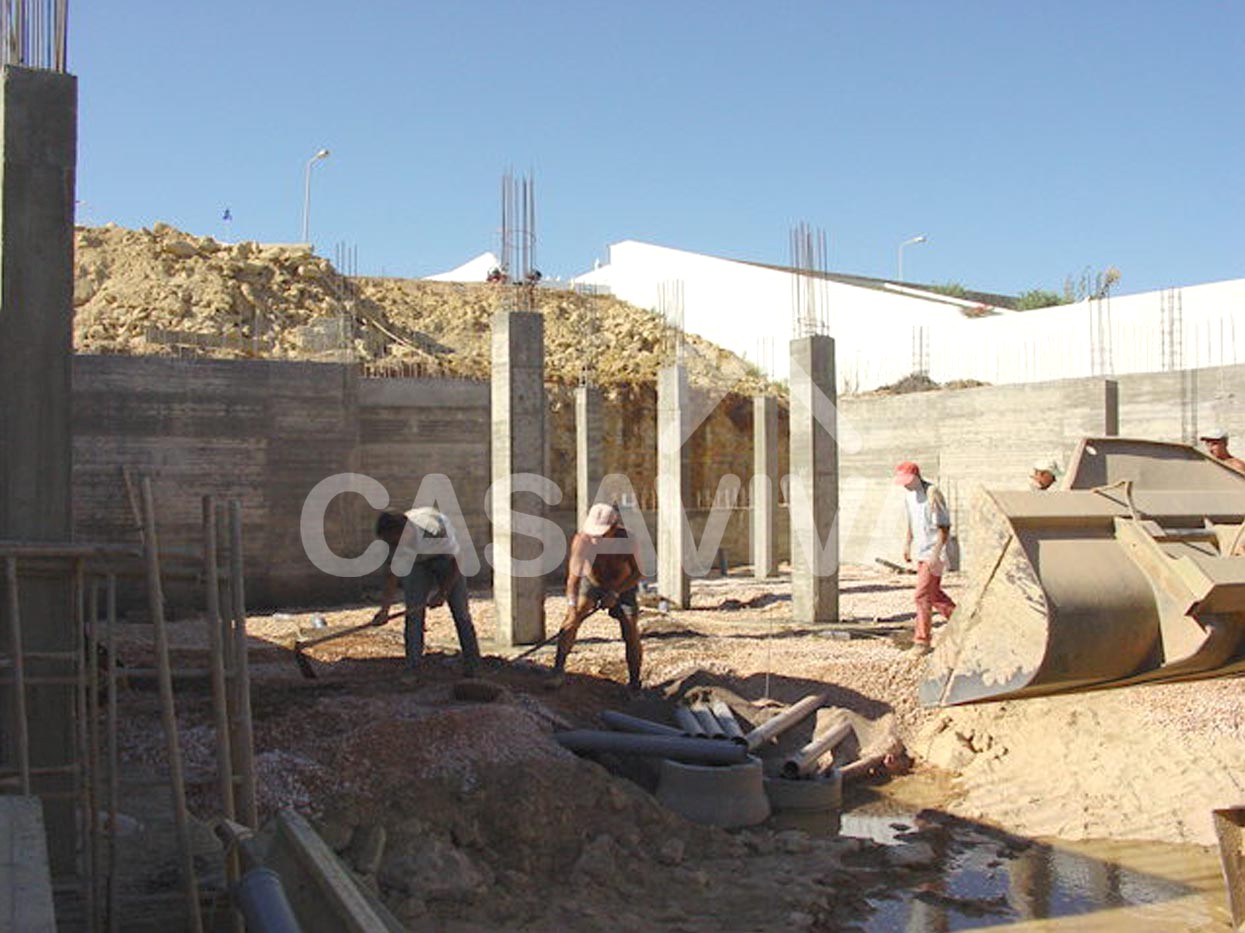 Fase de execuo da estrutura da nova moradia.Terraplanagem para execuo da laje de fundo.