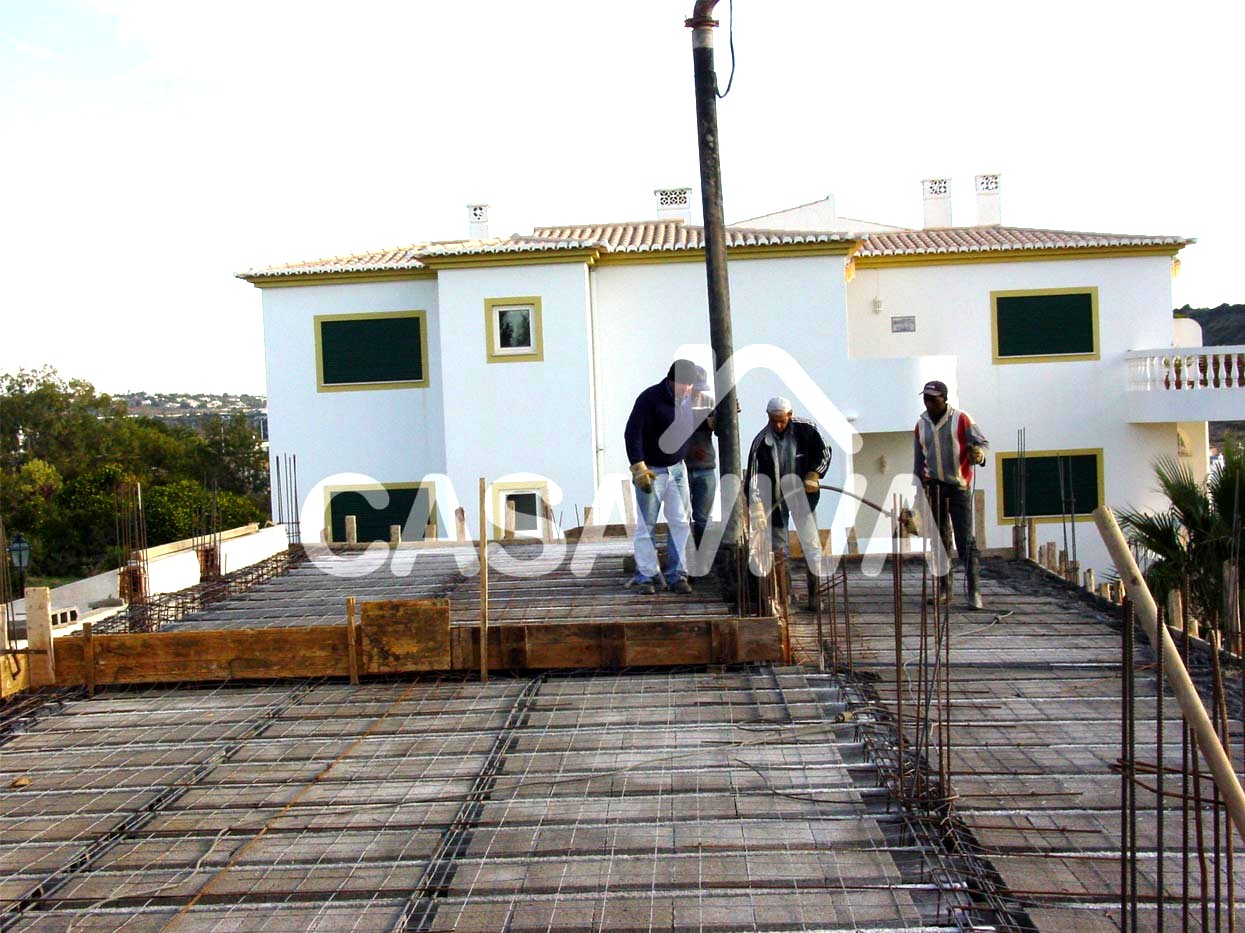 Betonagem da laje do novo piso.