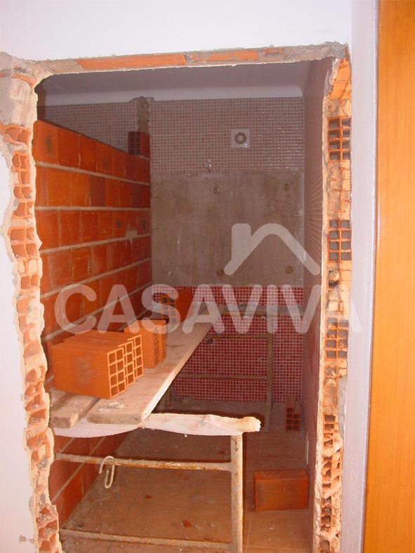 Remodelao total das casas de banho da moradia.Abertura de vo para alterao de acessos s casas de banho.Execuo de parede divisria interior em alvenaria de tijolo para criao de nova casa de banho.