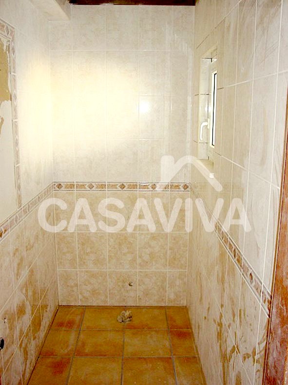 Remodelao total das casas de banho da moradia.Substituio do revestimento do pavimento em mosaico cermico.