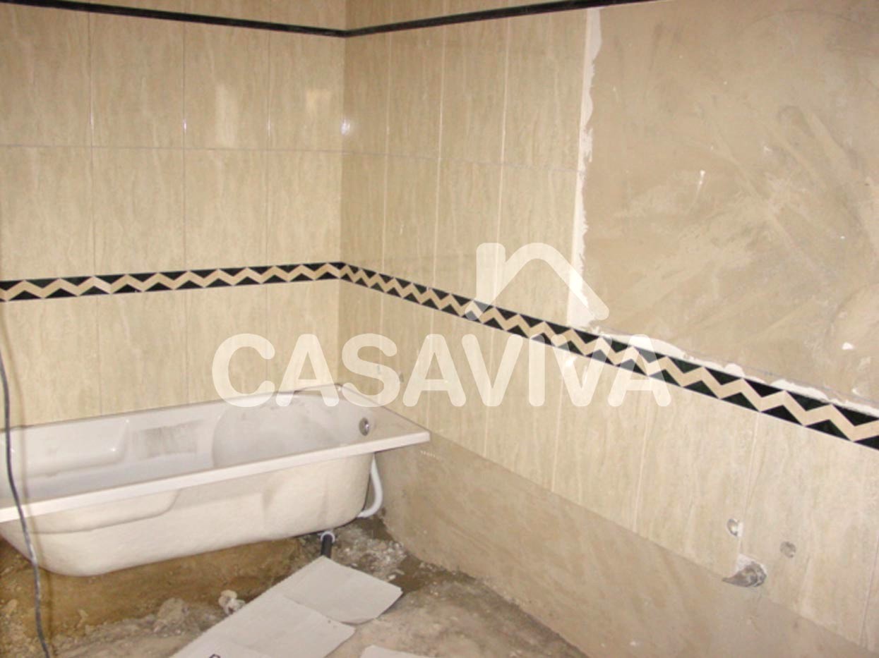 Remodelao total das casas de banho da moradia.Substituio das instalaes tcnicas. Substituio das loias sanitrias. Assentamento da banheira.Substituio do revestimento do pavimento em mosaico cermico.