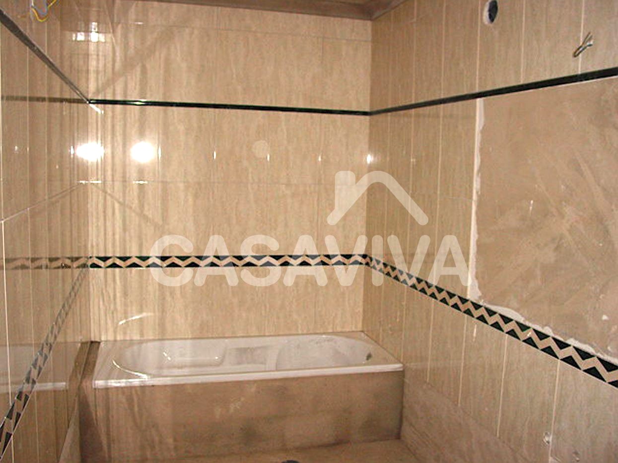 Remodelao total das casas de banho da moradia.Substituio das instalaes tcnicas. Substituio das loias sanitrias. Assentamento da banheira.Substituio do revestimento do pavimento em mosaico cermico.