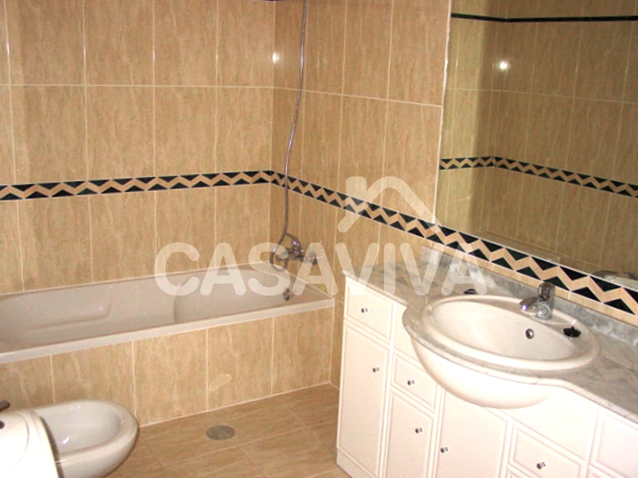 Remodelao total das casas de banho da moradia.Substituio das instalaes tcnicas. Substituio das loias sanitrias. Mvel de casa de banho com tampo de pedra e lavatrio encastrado.