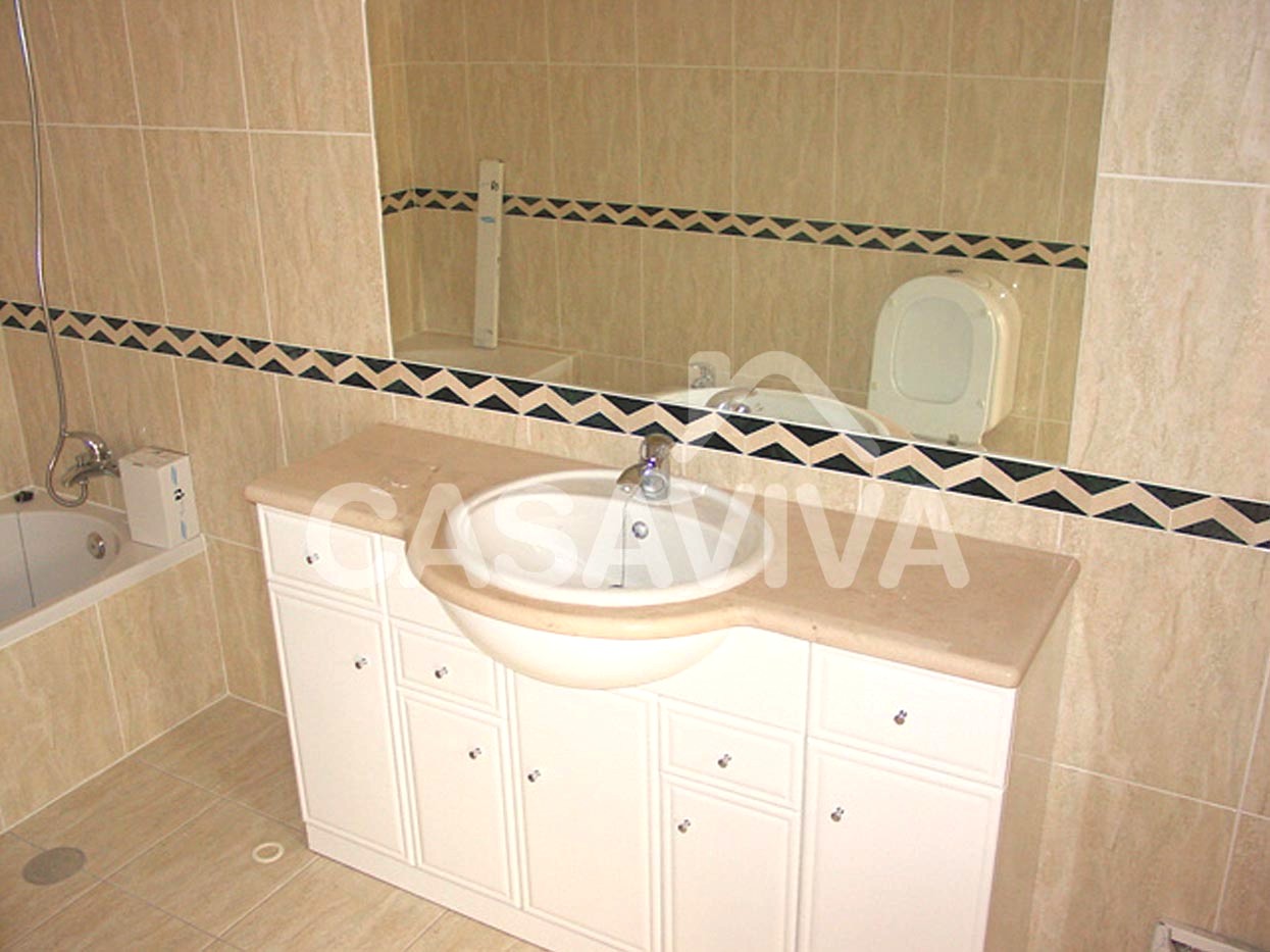 Remodelao total das casas de banho da moradia.Substituio das instalaes tcnicas. Substituio das loias sanitrias. Mvel de casa de banho com tampo de pedra e lavatrio encastrado.