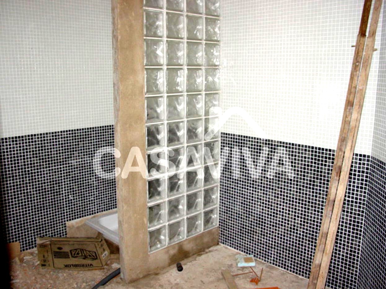 Remodelao total das casas de banho da moradia.Substituio das instalaes tcnicas. Substituio das loias sanitrias. Assentamento de base de duche com divisria em tijolo de vidro.Substituio do revestimento do pavimento em mosaico cermico.