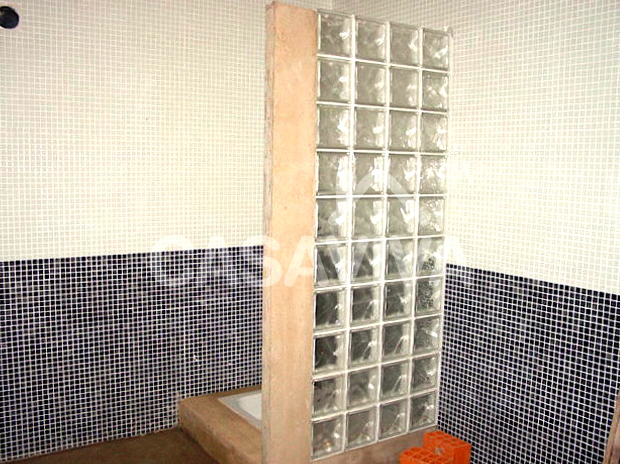 Remodelao total das casas de banho da moradia.Substituio das loias sanitrias. Base de duche com divisria em tijolo de vidro.Substituio do revestimento do pavimento em mosaico cermico.