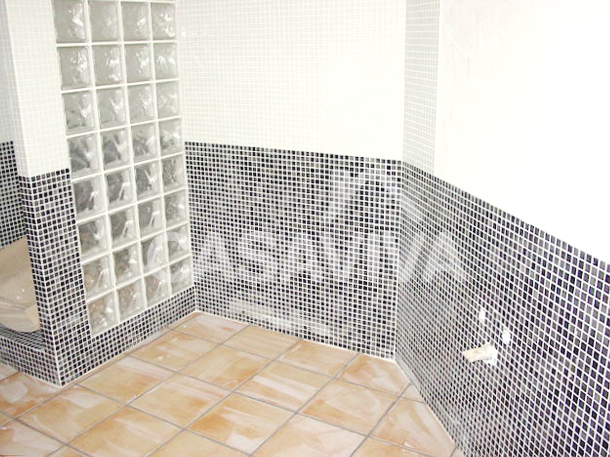 Remodelao total das casas de banho da moradia. Substituio das loias sanitrias. Base de duche com divisria em tijolo de vidro.Substituio do revestimento do pavimento em mosaico cermico.