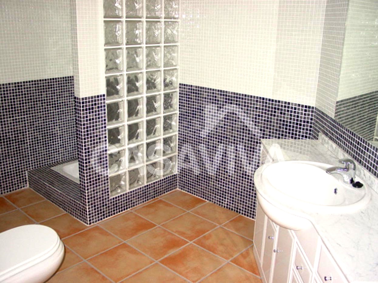 Remodelao total das casas de banho da moradia.Substituio das loias sanitrias. Base de duche com divisria em tijolo de vidro.Mvel de casa de banho com tampo em pedra e lavatrio encastrado.