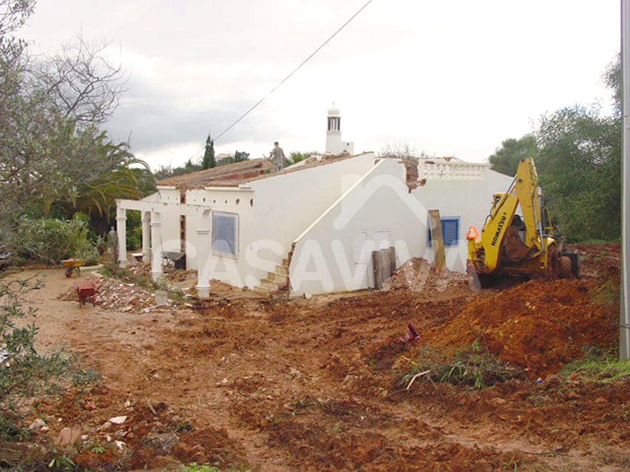 Trabalhos de escavao para implantao da estrutura de ampliao da moradia.