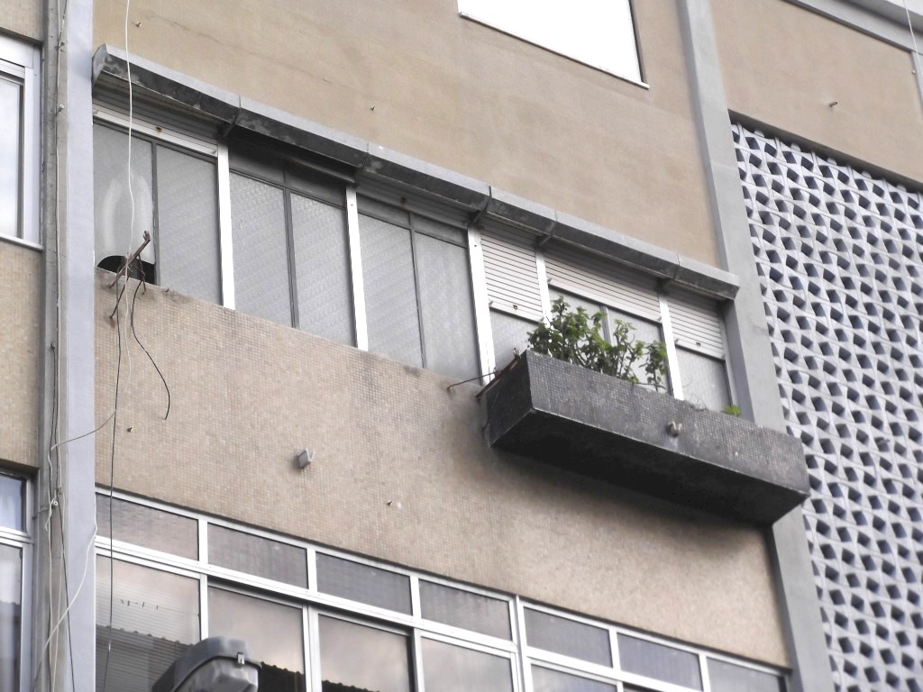 Substituio de janelas antigas de correr e caixilharias em alumnio por novos vos oscilobatentes e caixilharias em alumnio lacado com vidro duplo e corte trmico.