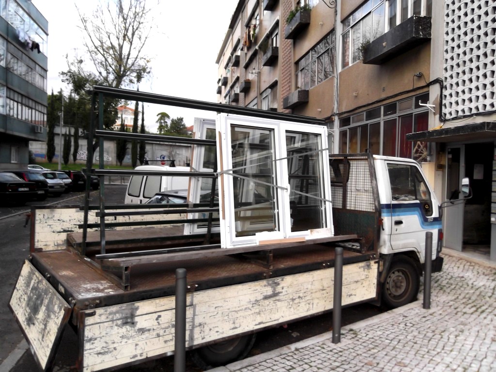 Novas janelas oscilobatentes em alumnio lacado com vidro duplo e corte trmico.