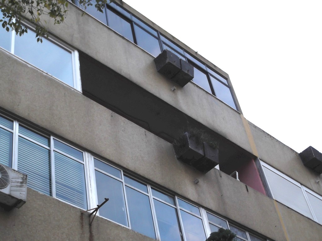 Substituio de janelas antigas de correr e caixilharias em alumnio por novos vos oscilobatentes e caixilharias em alumnio lacado com vidro duplo e corte trmico.