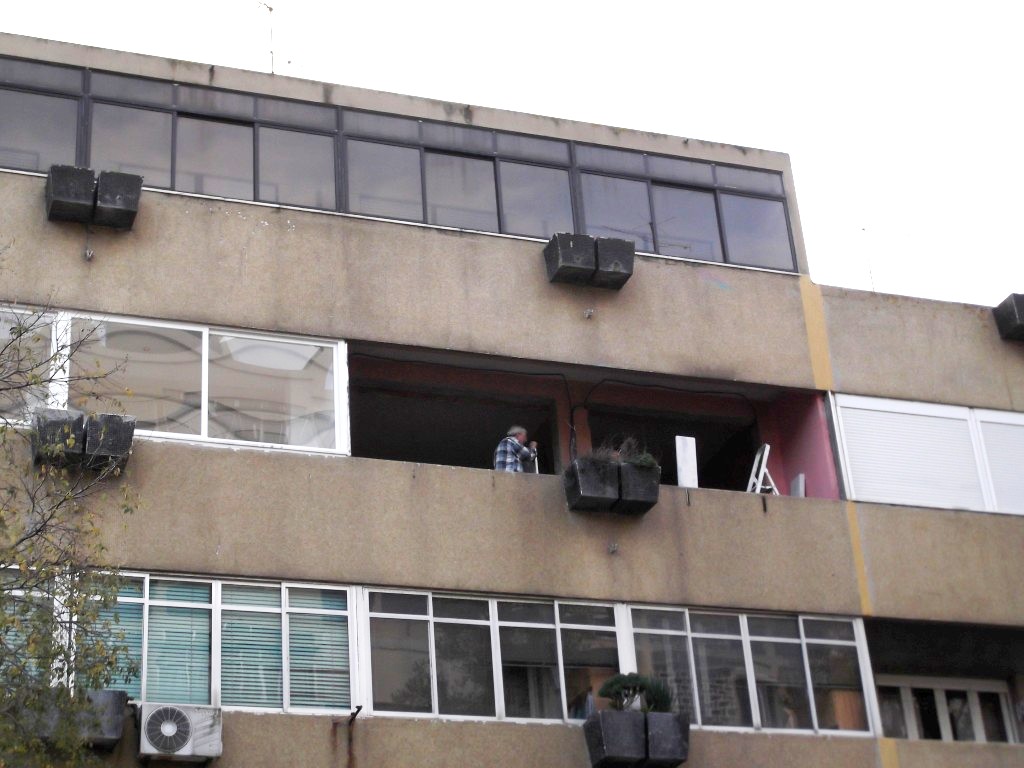 Substituio de janelas antigas de correr e caixilharias em alumnio por novos vos oscilobatentes e caixilharias em alumnio lacado com vidro duplo e corte trmico.