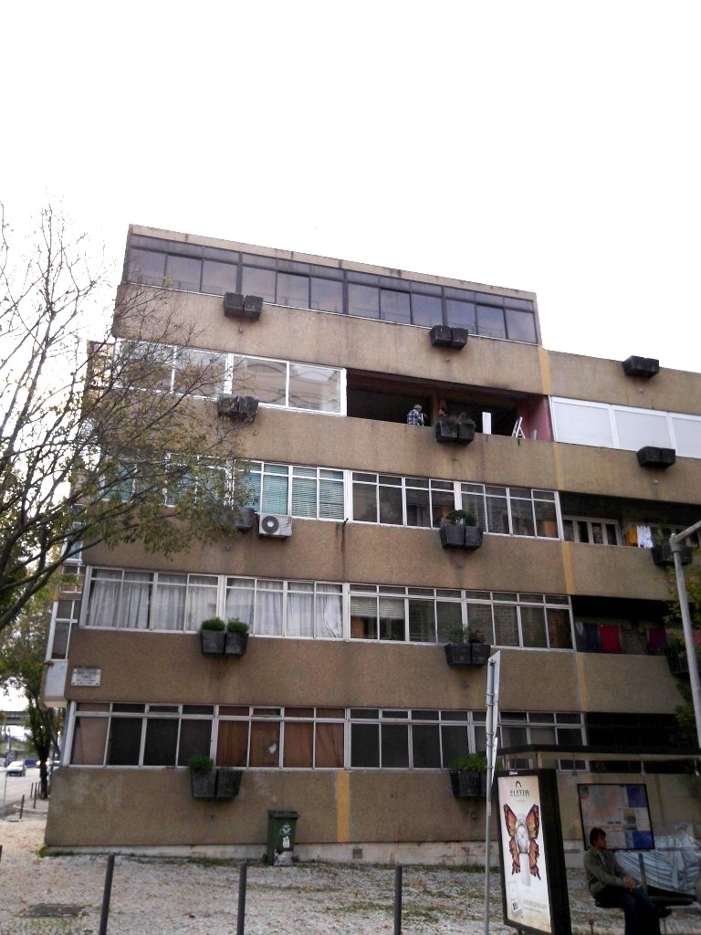 Substituio de janelas antigas de correr e caixilharias em alumnio por novos vos oscilobatentes e caixilharias em alumnio lacado com vidro duplo e corte trmico.