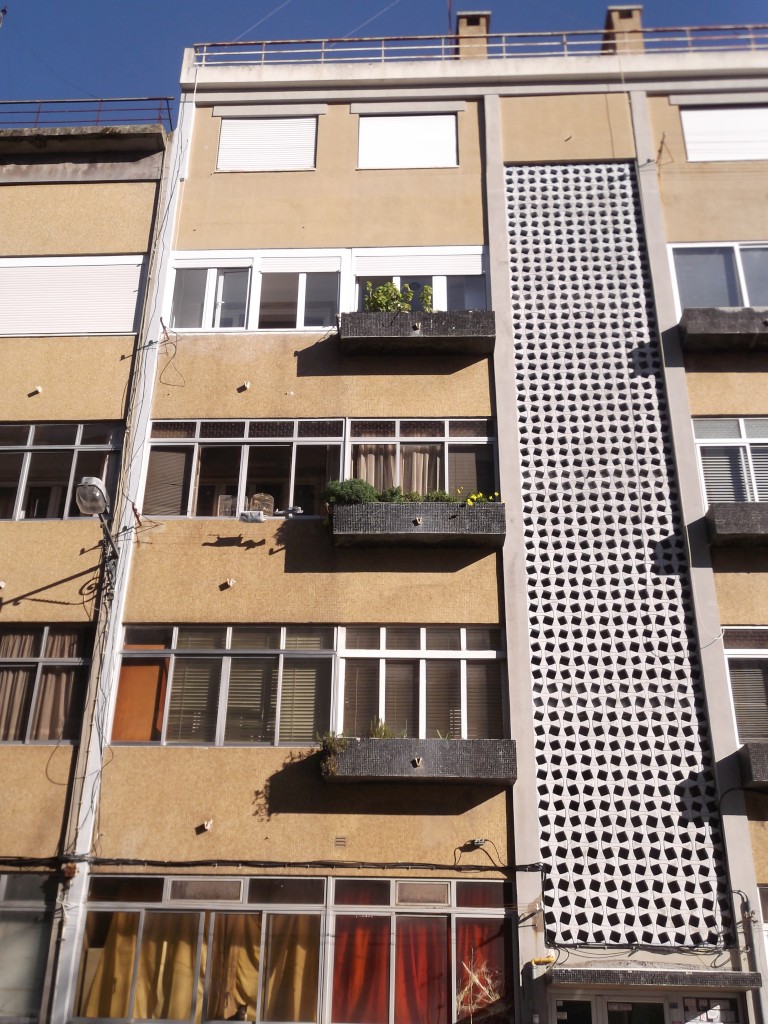 Nova caixilharia e janelas oscilobatentes em alumnio lacado com vidro duplo e corte trmico.