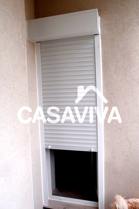 Substituio de janela (vo fixo) por porta de abrir em PVC com vidro duplo fosco e estore exterior em PVC.