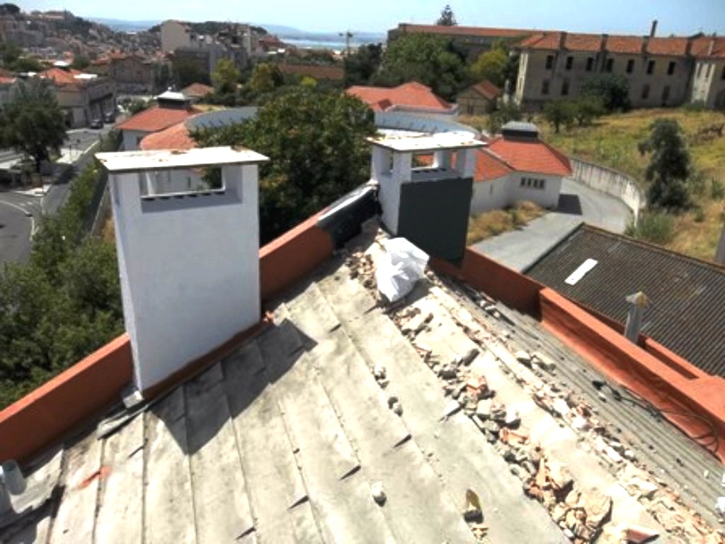 Nova caixilharia com janelas em alumnio lacado, vidro duplo e corte trmico.Novo pavimento em tacos de madeira. Tecto e paredes pintados.