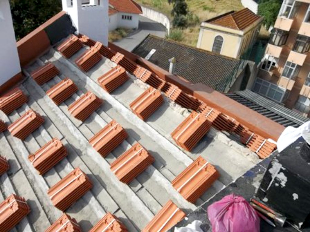 Novas pinturas em paredes e tecto, novos revestimentos cermicos (azulejo e mosaico).Nova caixilharia em alumnio com corte trmico.Novos mveis de cozinha com electrodomsticos encastrados.Exaustor campnula.