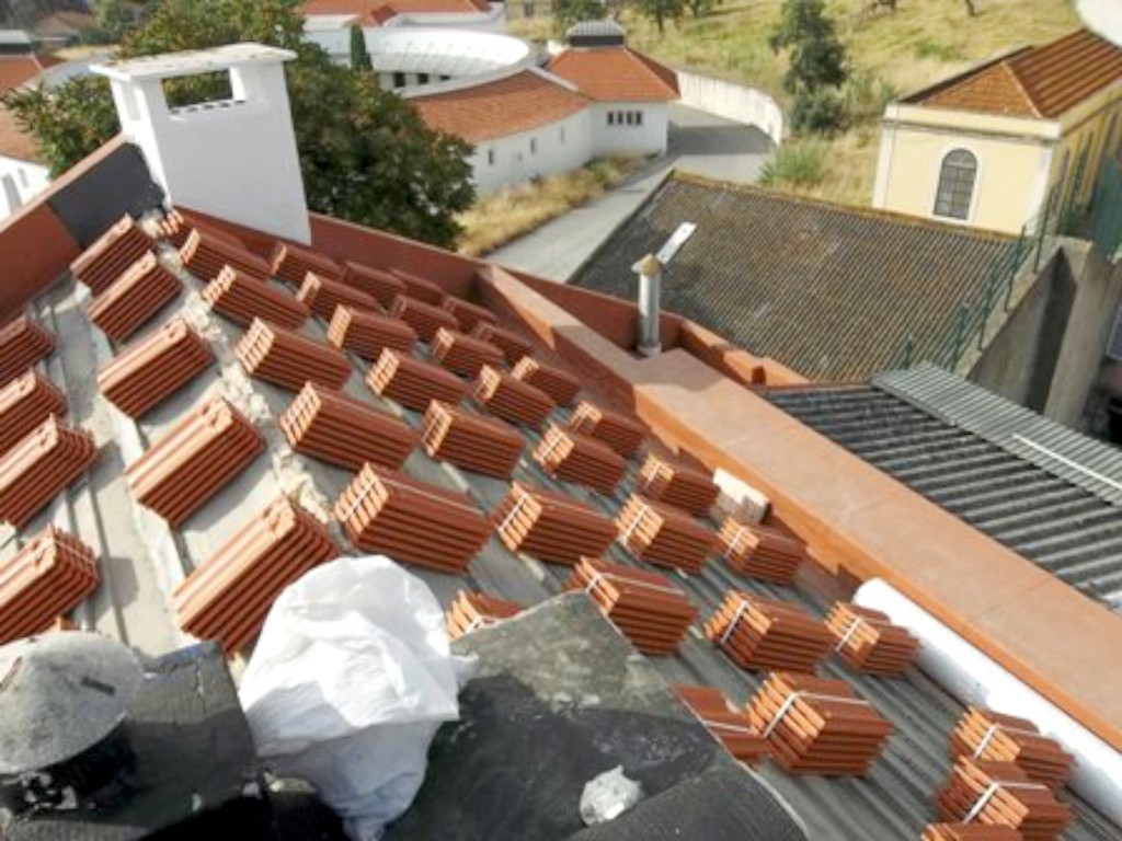 Novas pinturas em paredes e tecto, novos revestimentos cermicos (azulejo e mosaico).Nova caixilharia em alumnio com corte trmico.