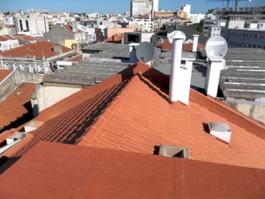 Novas pinturas em paredes e tecto, novos revestimentos cermicos (azulejo e mosaico).Nova caixilharia em alumnio com corte trmico.Novos mveis de cozinha com electrodomsticos encastrados.Exaustor campnula.