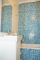 Nova banheira.Mvel de casa de banho com lavatrio encastrado.Novos revestimentos de pavimento e paredes (azulejo e mosaico cermico).