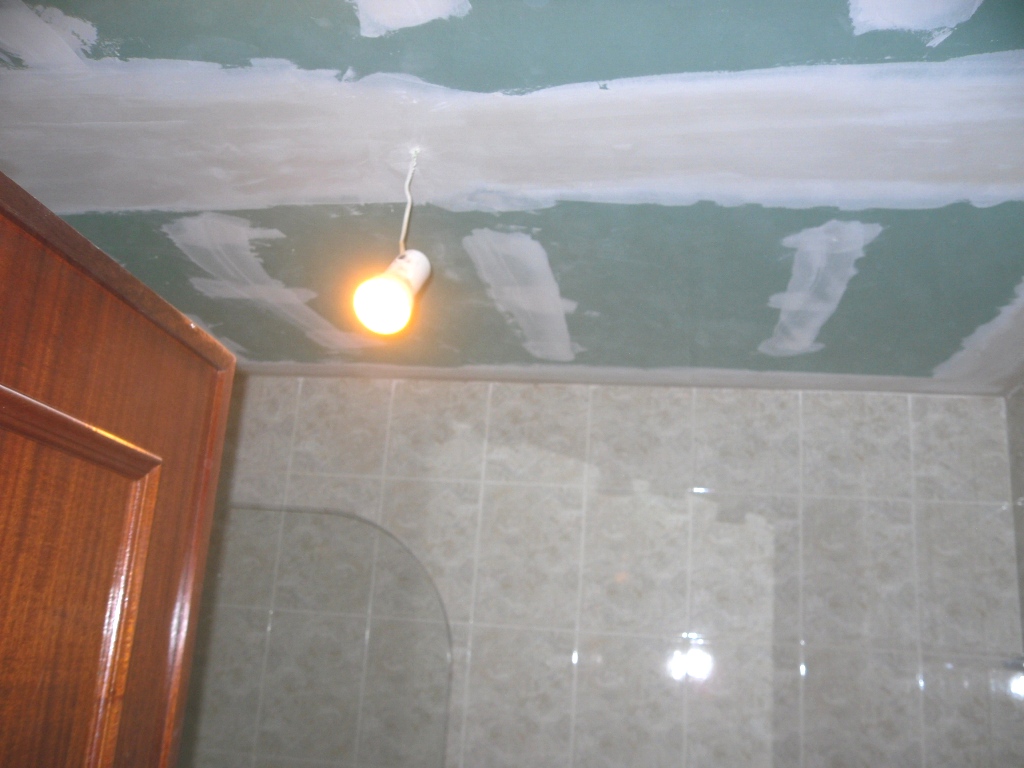Colocao de tecto falso na casa de banho do apartamento.