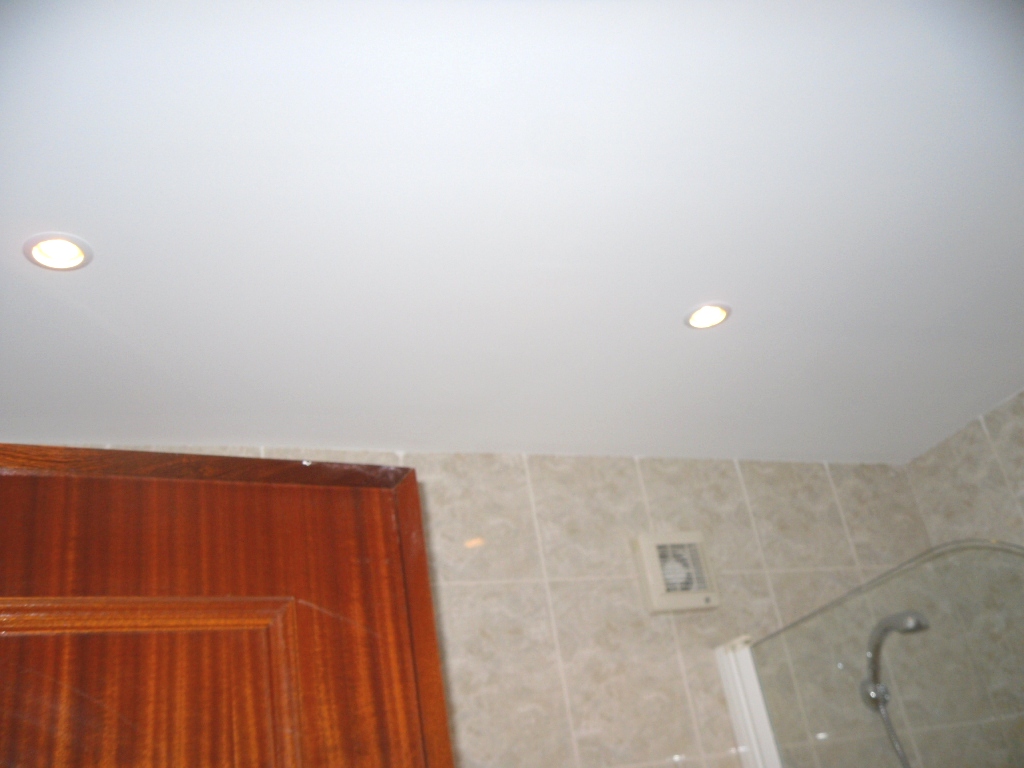 Colocao de tecto falso na casa de banho do apartamento.Focos de luz embutidos.