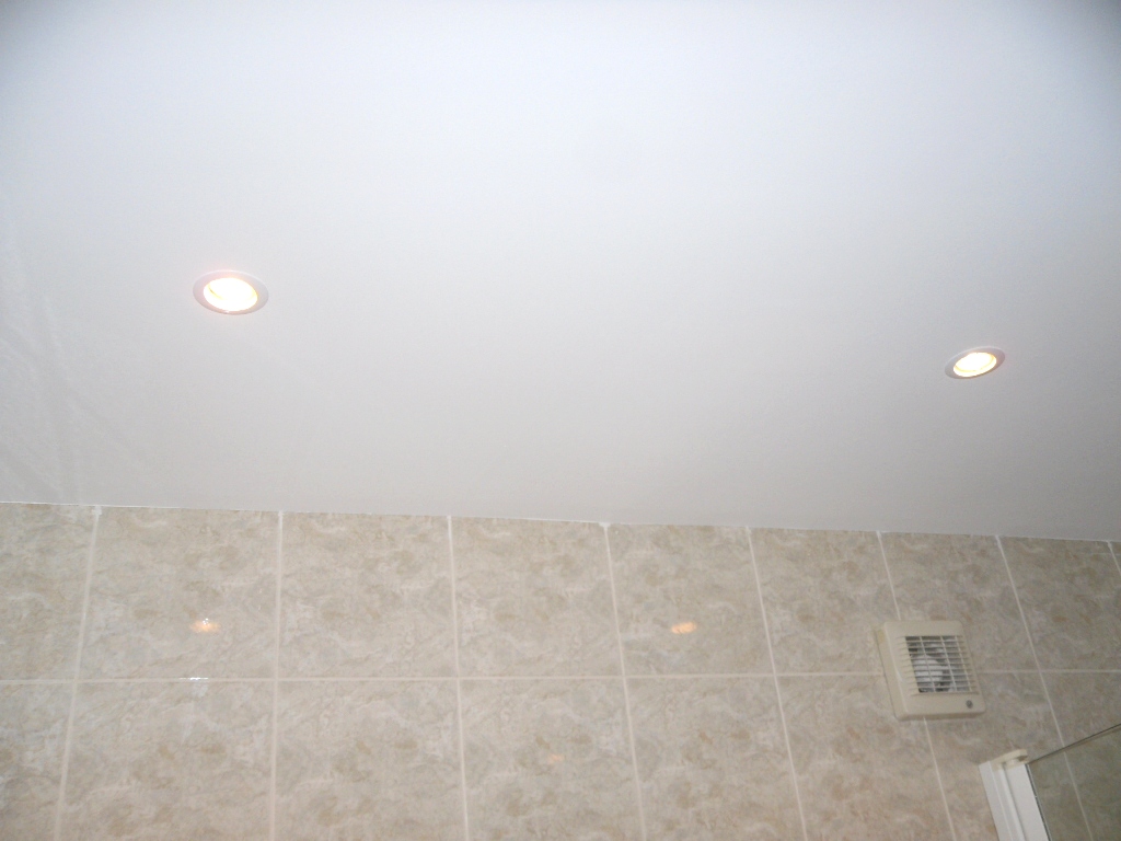 Colocao de tecto falso na casa de banho do apartamento.Focos de luz embutidos.